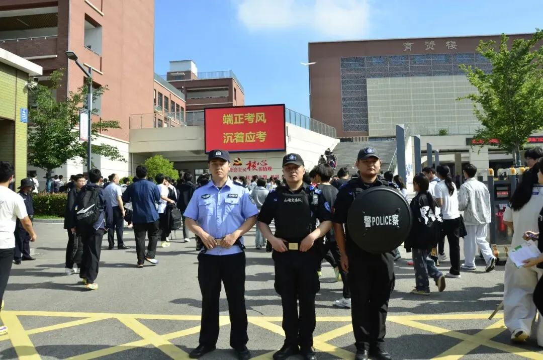 中考开考,“警察蓝”暖心守护助梦远航-第12张图片-四季读书网