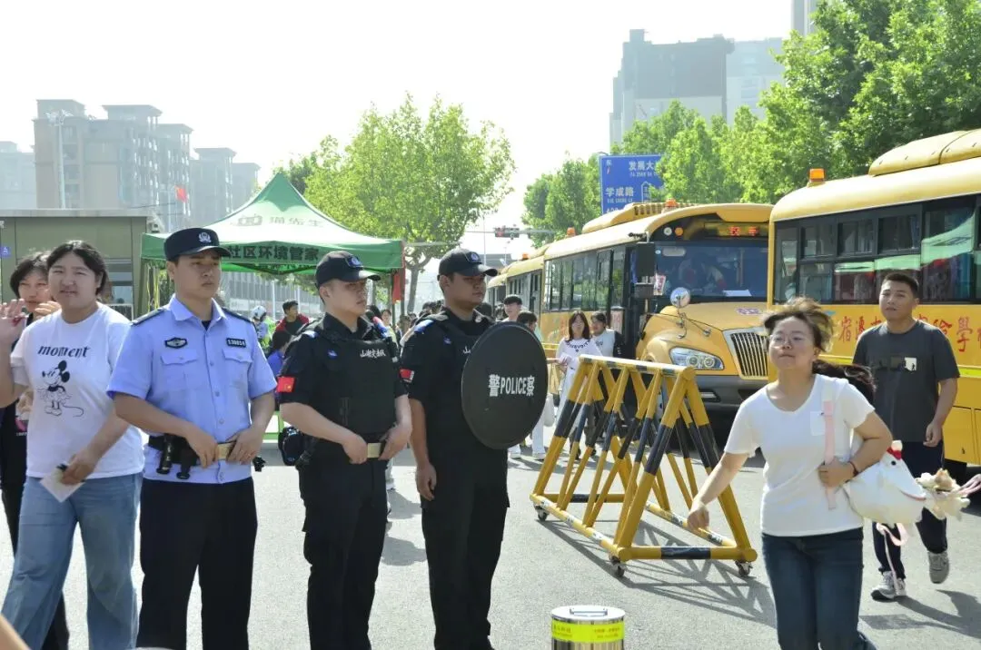 中考开考,“警察蓝”暖心守护助梦远航-第13张图片-四季读书网