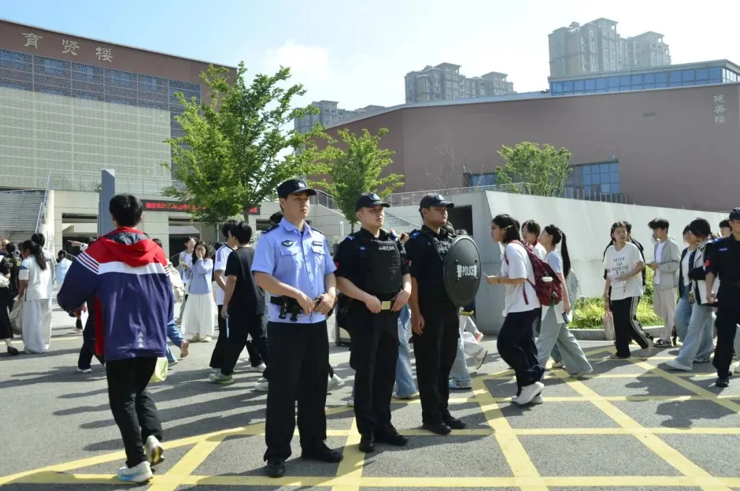 中考开考,“警察蓝”暖心守护助梦远航-第14张图片-四季读书网