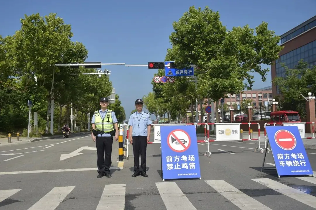 中考开考,“警察蓝”暖心守护助梦远航-第16张图片-四季读书网