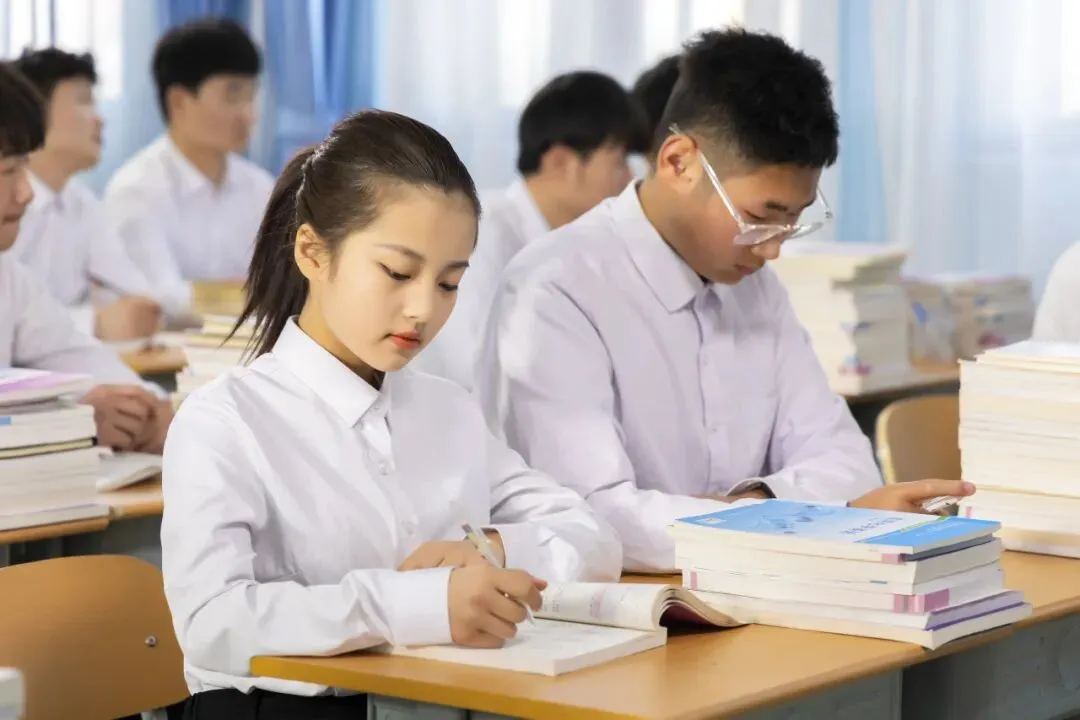 甘肃中考没考上普高,三条路径深度对比,学技能照样出彩-第15张图片-四季读书网 甘肃中考没考上普高,三条路径深度对比,学技能照样出彩-第15张图片-四季读书网