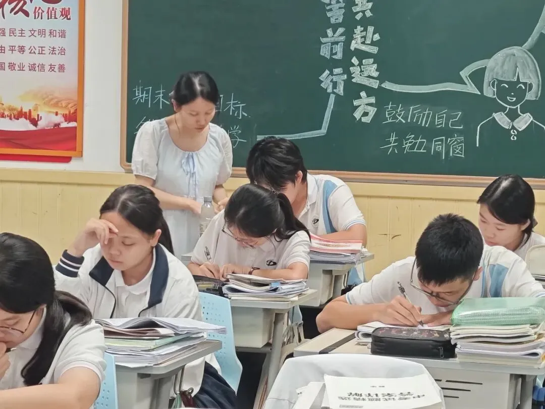 以爱为灯,以韧为光——赖南辛老师中考备考事迹侧记-第2张图片-四季读书网 以爱为灯,以韧为光——赖南辛老师中考备考事迹侧记-第2张图片-四季读书网