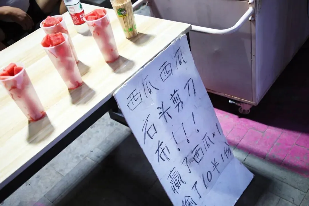 中考结束不躺平!威海15岁女孩“猜拳卖瓜”,月入过万,这届10 后太飒了-第2张图片-四季读书网