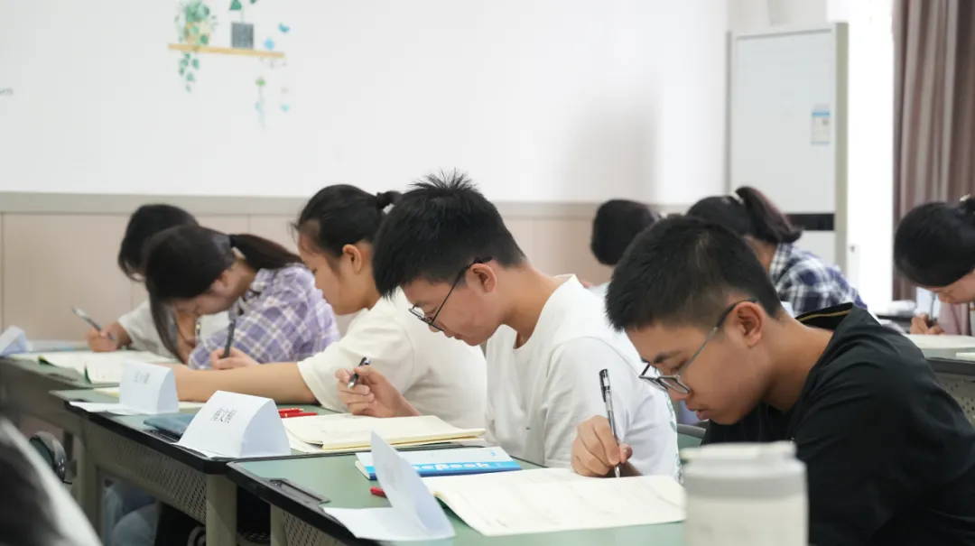 新学期首场考验尘埃落定,最新真题干货资料来了,还有免费解析!-第7张图片-四季读书网