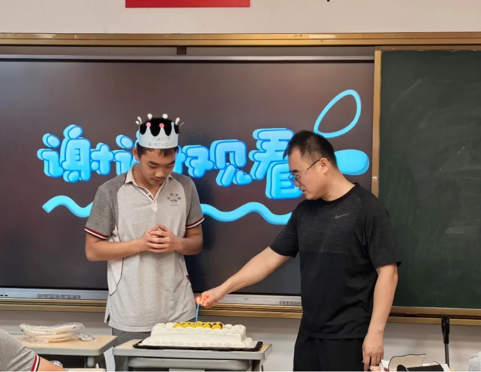 优秀毕业生 | 邓岚轩:中考高分数学满分,踏浪登顶深中!-第3张图片-四季读书网 优秀毕业生 | 邓岚轩:中考高分数学满分,踏浪登顶深中!-第3张图片-四季读书网