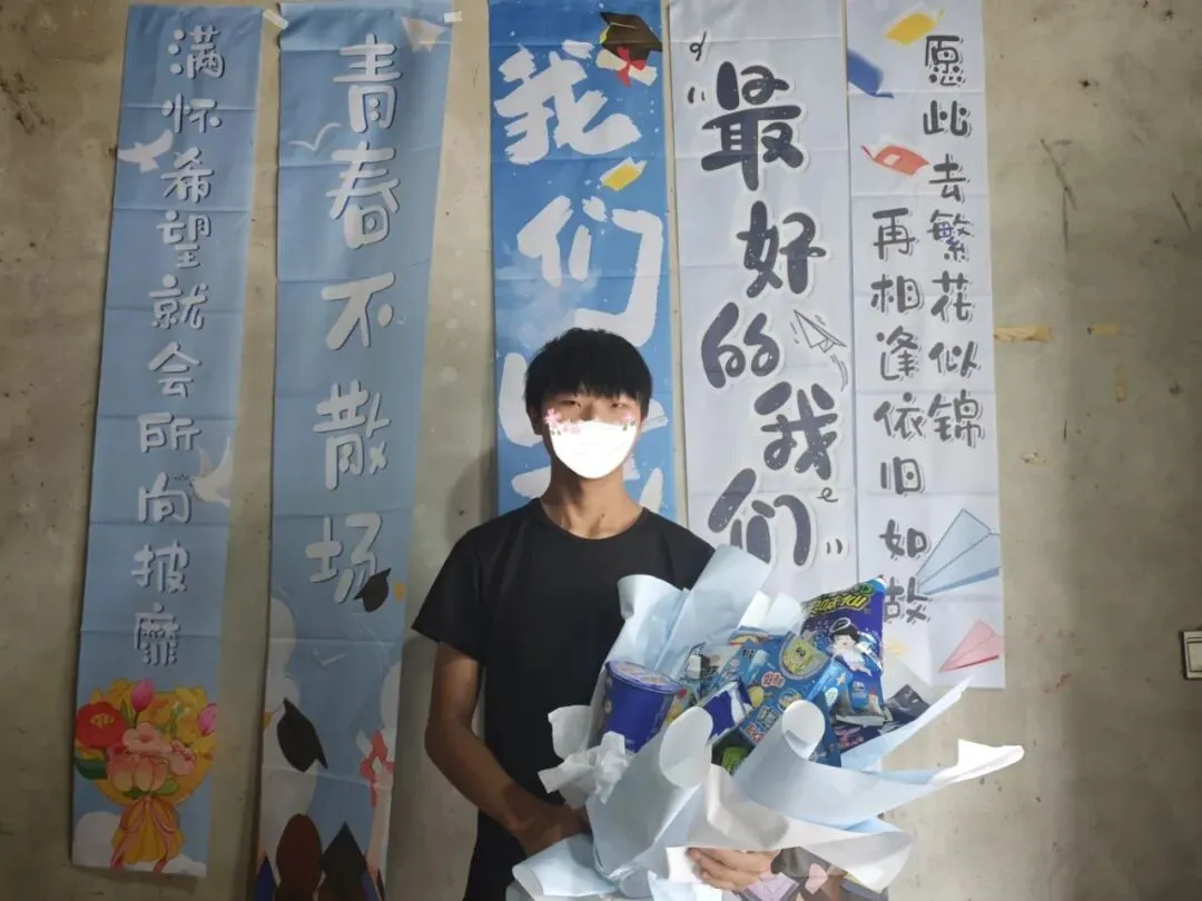 中考之后,他们把第一块蛋糕先给了家人-第2张图片-四季读书网 中考之后,他们把第一块蛋糕先给了家人-第2张图片-四季读书网