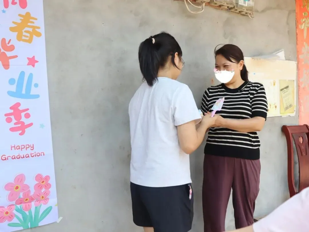中考之后,他们把第一块蛋糕先给了家人-第7张图片-四季读书网 中考之后,他们把第一块蛋糕先给了家人-第7张图片-四季读书网