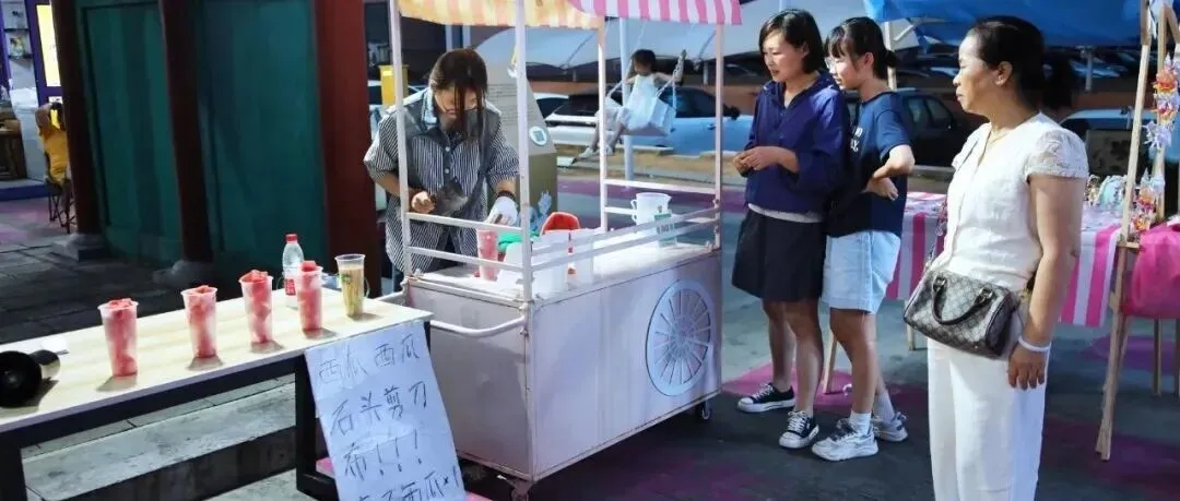 中考结束不躺平!威海15岁女孩“猜拳卖瓜”,月入过万,这届10后太飒了-第1张图片-四季读书网