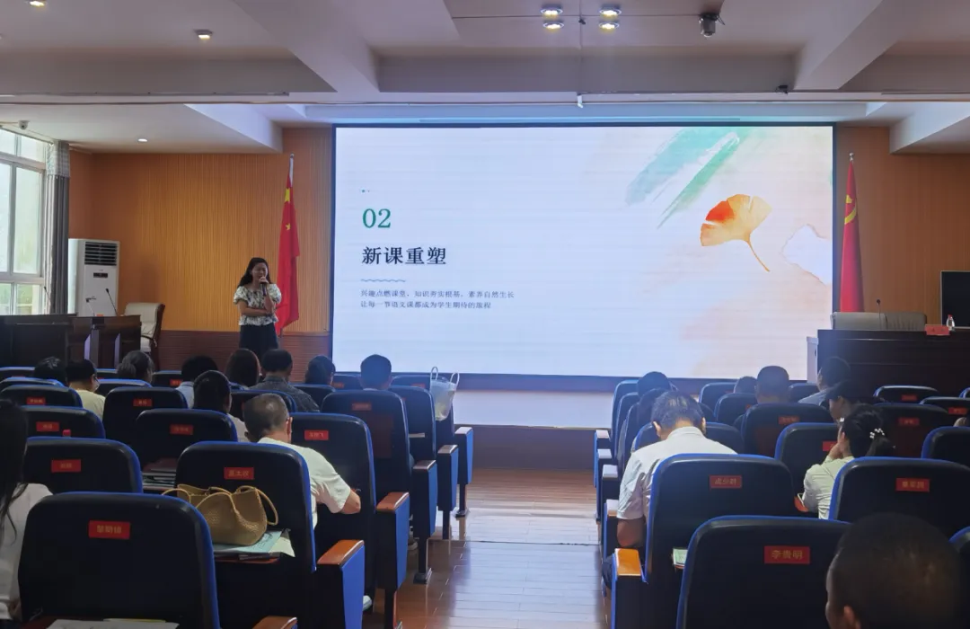 专家把脉明方向,AI赋能备中考——桐梓县500余名九年级教师集中“充电”蓄能-第4张图片-四季读书网 专家把脉明方向,AI赋能备中考——桐梓县500余名九年级教师集中“充电”蓄能-第4张图片-四季读书网