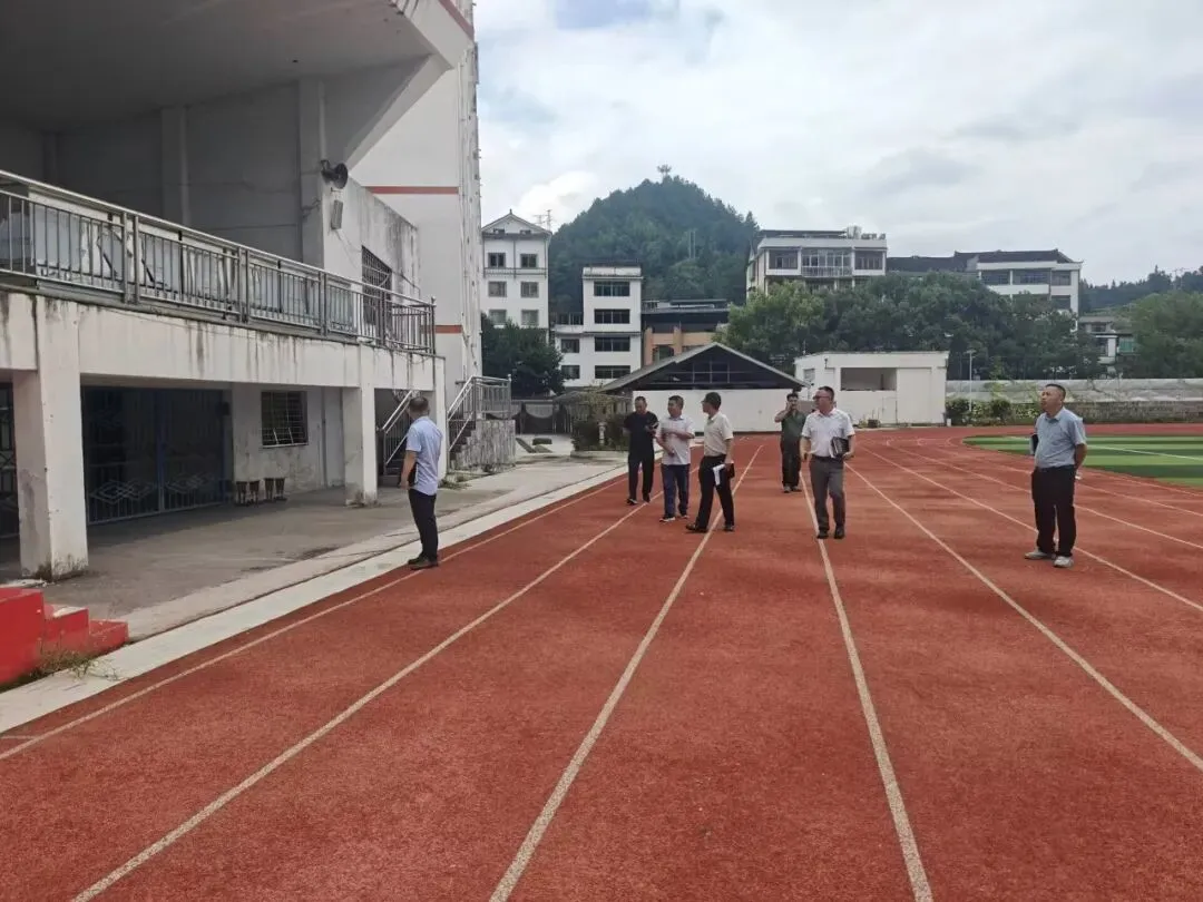 凝心聚力备中考 奋楫笃行启新程——雷山县第一中学召开2026年秋季学期期初九年级教职工大会-第5张图片-四季读书网