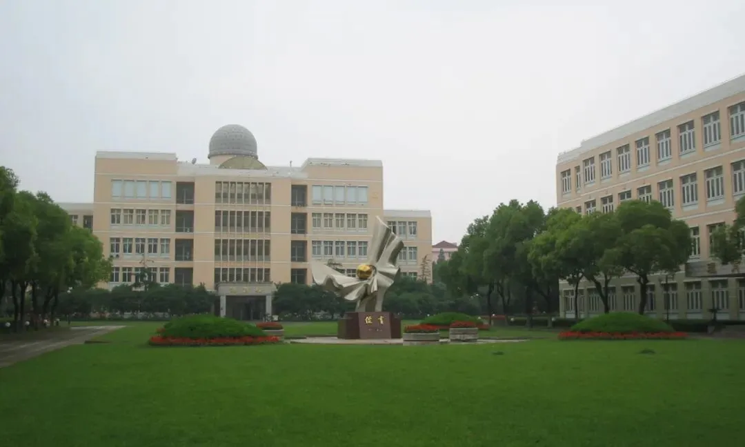 上海中考13.8万人,国际高中却更冷了:真正变化的,是家庭开始更早“分流”-第1张图片-四季读书网 上海中考13.8万人,国际高中却更冷了:真正变化的,是家庭开始更早“分流”-第1张图片-四季读书网