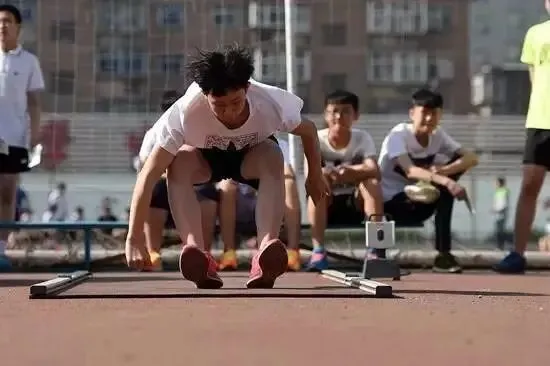 哈尔滨中考立定跳远总卡线?不是腿没劲,是发力逻辑全错-第2张图片-四季读书网 哈尔滨中考立定跳远总卡线?不是腿没劲,是发力逻辑全错-第2张图片-四季读书网