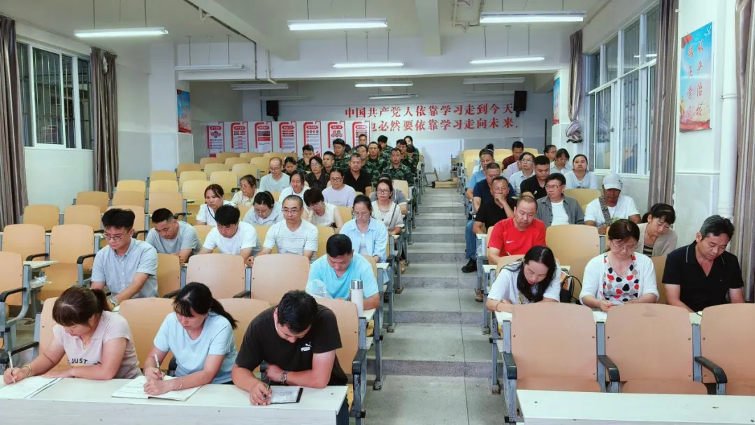 凝心聚力启新程 笃行实干备中考——西盟县民族中学召开2026年秋季学期九年级开学前任课教师部署会-第3张图片-四季读书网 凝心聚力启新程 笃行实干备中考——西盟县民族中学召开2026年秋季学期九年级开学前任课教师部署会-第3张图片-四季读书网