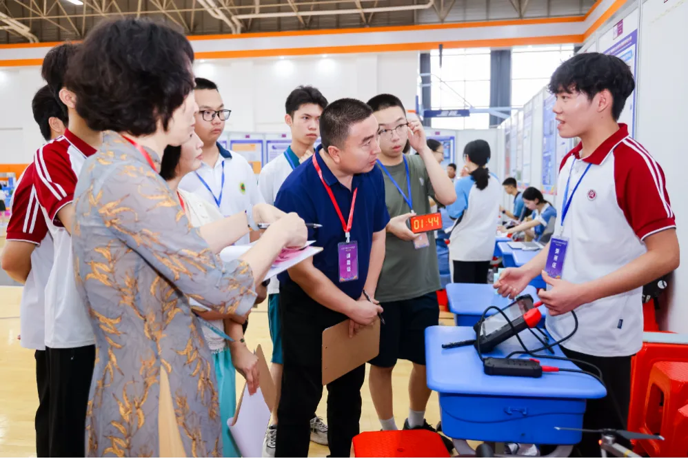 中考不是终点|在华商技工学校,我遇见了属于自己的滚烫未来-第22张图片-四季读书网