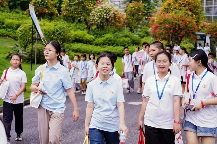 山海携手,石榴绽芳华 雷山二中 6 名中考优秀学子参与粤港澳夏令营-第19张图片-四季读书网 山海携手,石榴绽芳华 雷山二中 6 名中考优秀学子参与粤港澳夏令营-第19张图片-四季读书网