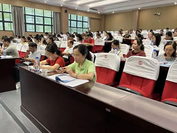 凝心聚力共备战  精准施策迎中考——港北四中教育教学联盟2027届备考闭关研讨会圆满落幕-第5张图片-四季读书网