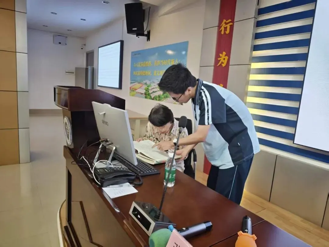 秋风砺剑研高考,深耕真题启新程——我校特邀专家开展高三语文备考系列专题讲座-第17张图片-四季读书网 秋风砺剑研高考,深耕真题启新程——我校特邀专家开展高三语文备考系列专题讲座-第17张图片-四季读书网
