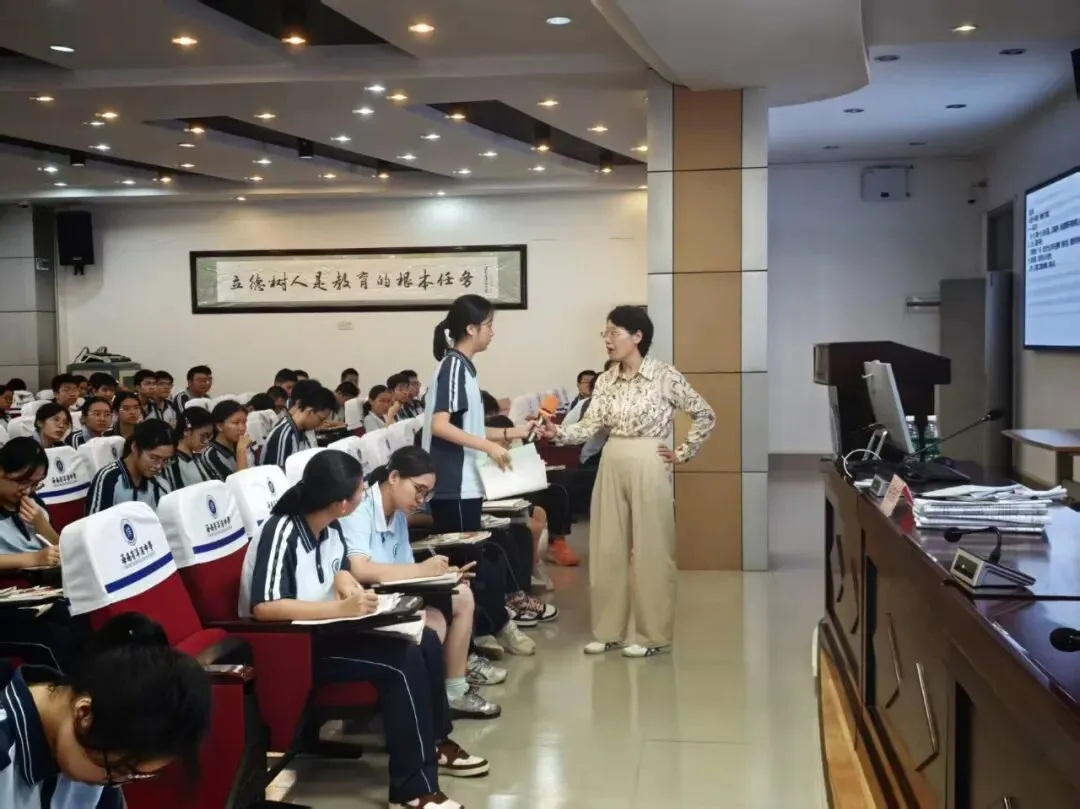 秋风砺剑研高考,深耕真题启新程——我校特邀专家开展高三语文备考系列专题讲座-第18张图片-四季读书网 秋风砺剑研高考,深耕真题启新程——我校特邀专家开展高三语文备考系列专题讲座-第18张图片-四季读书网