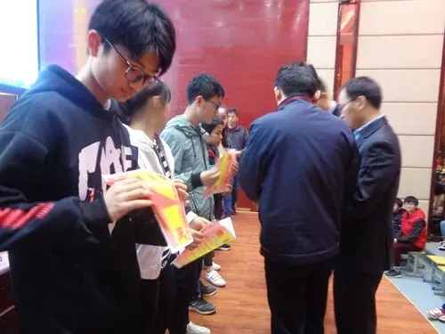 砥砺前行 勇创辉煌——2019年中考冲刺宣誓仪式暨校友基金会颁奖大会-第45张图片-四季读书网 砥砺前行 勇创辉煌——2019年中考冲刺宣誓仪式暨校友基金会颁奖大会-第45张图片-四季读书网