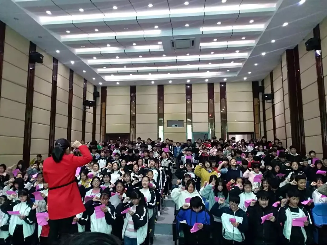 砥砺前行 勇创辉煌——2019年中考冲刺宣誓仪式暨校友基金会颁奖大会-第69张图片-四季读书网 砥砺前行 勇创辉煌——2019年中考冲刺宣誓仪式暨校友基金会颁奖大会-第69张图片-四季读书网