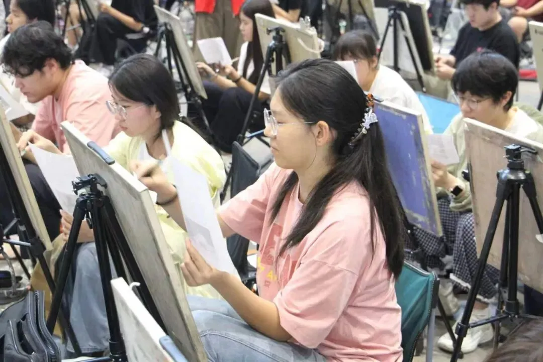 笔墨赴征途,模考砺初心|七号画室2026全省一模统考全纪实-第26张图片-四季读书网 笔墨赴征途,模考砺初心|七号画室2026全省一模统考全纪实-第26张图片-四季读书网