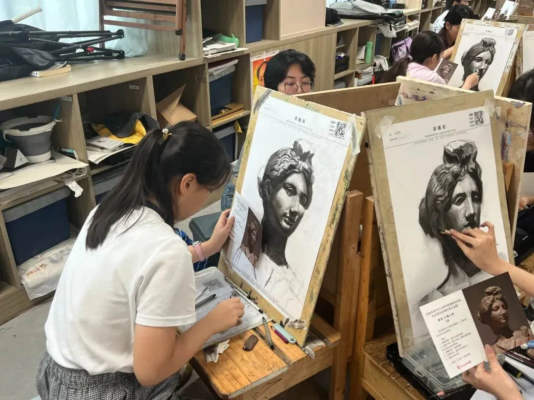 模考砺锋芒 逐梦正当时|博达学校2027上海美术首次模拟考试顺利举行-第16张图片-四季读书网 模考砺锋芒 逐梦正当时|博达学校2027上海美术首次模拟考试顺利举行-第16张图片-四季读书网