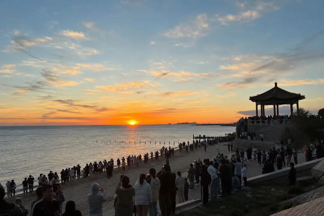逃离都市看海|秦皇岛旅行指南,鸽子窝日出 + 海上长城 + 文艺海岸
