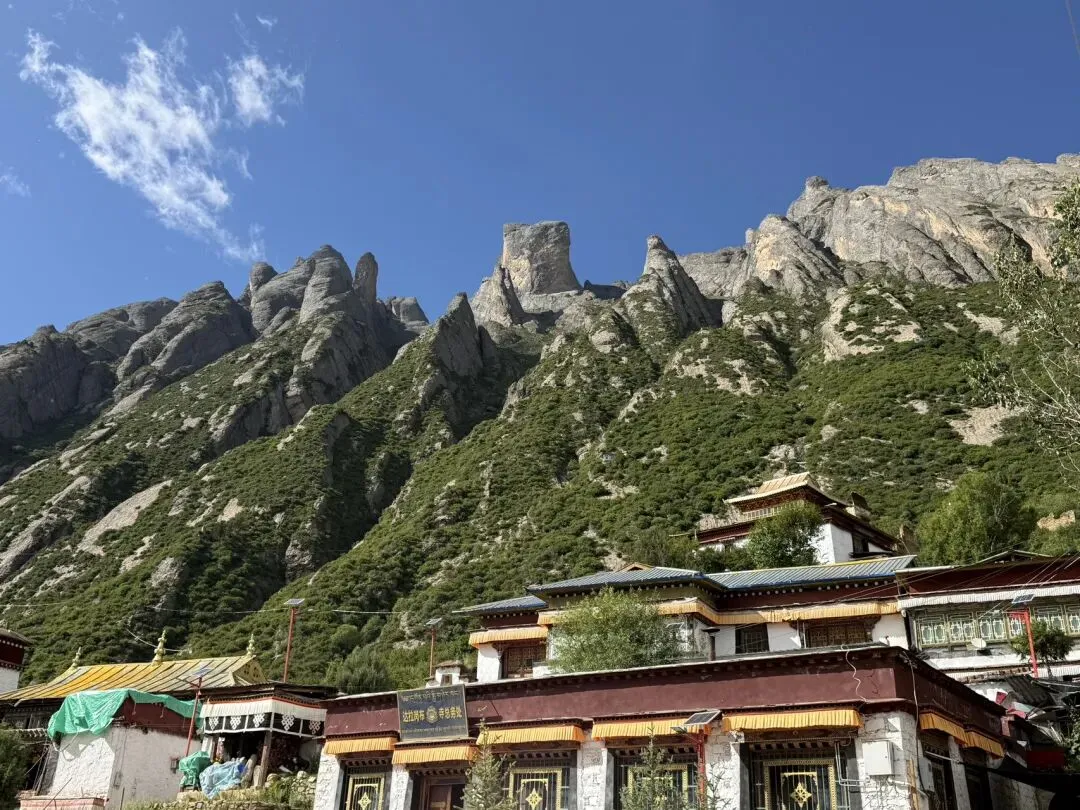 旅行指南·噶举第一寺达拉岗布的历史与功德略说(藏汉双语)གནས་སྐོར་ཟིན་ཐོ།དྭཊ་ལྷ་སྒམ་པོ།