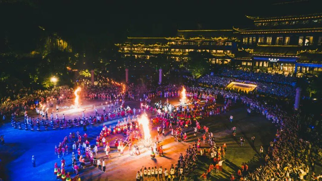 【贵州旅游推荐】毕节火把狂欢季＂追火＂攻略|7区县38天接力燃烧,本周最旺