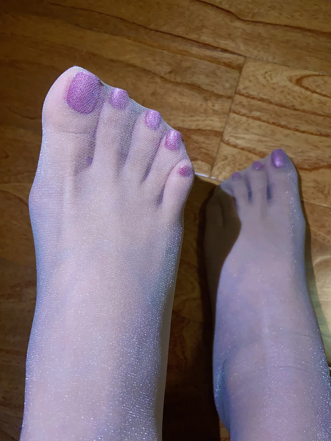 紫色的脚美到冒泡了～