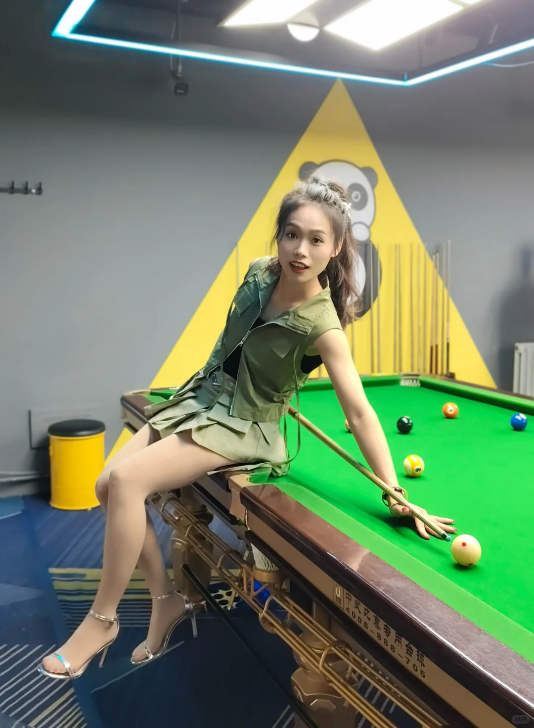 高跟鞋👠打台球的也是超稳的～