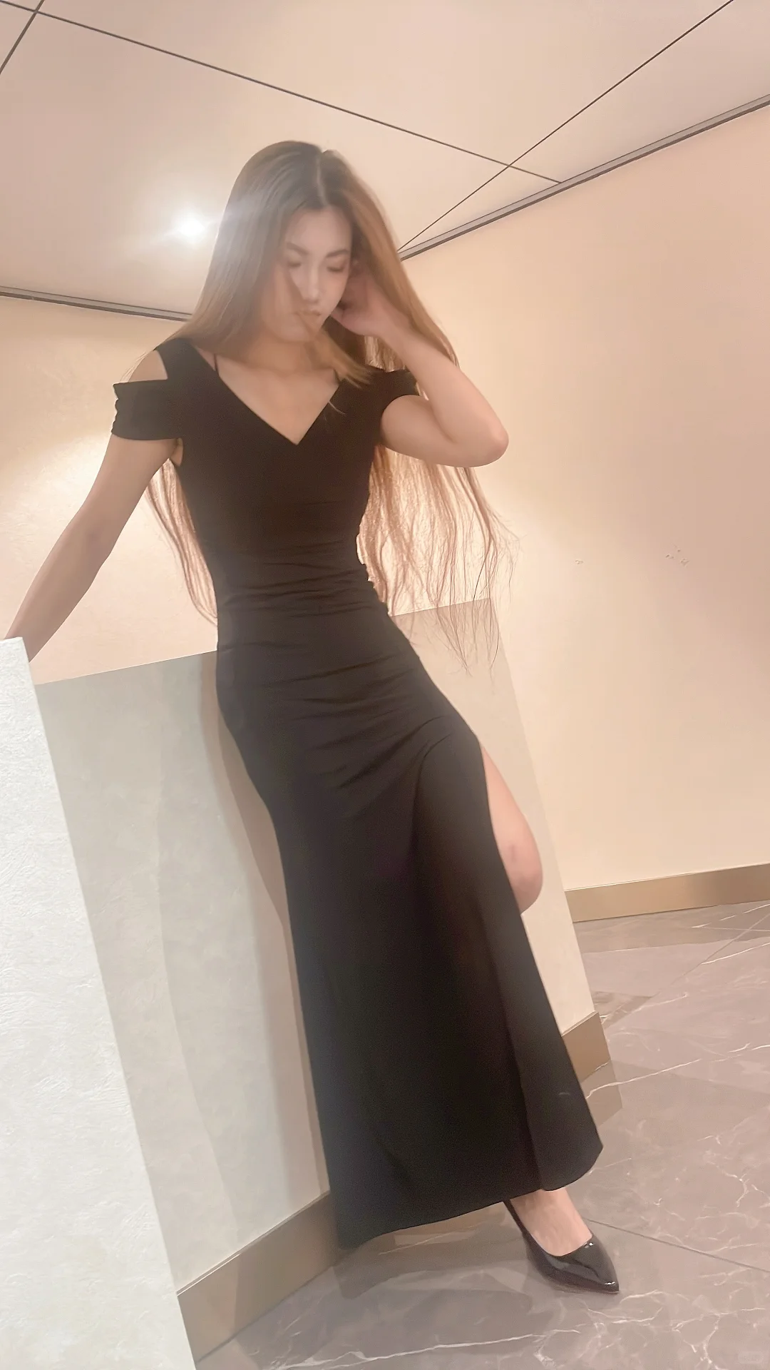 室内拍照的小姐姐，凭借大长腿和好身材