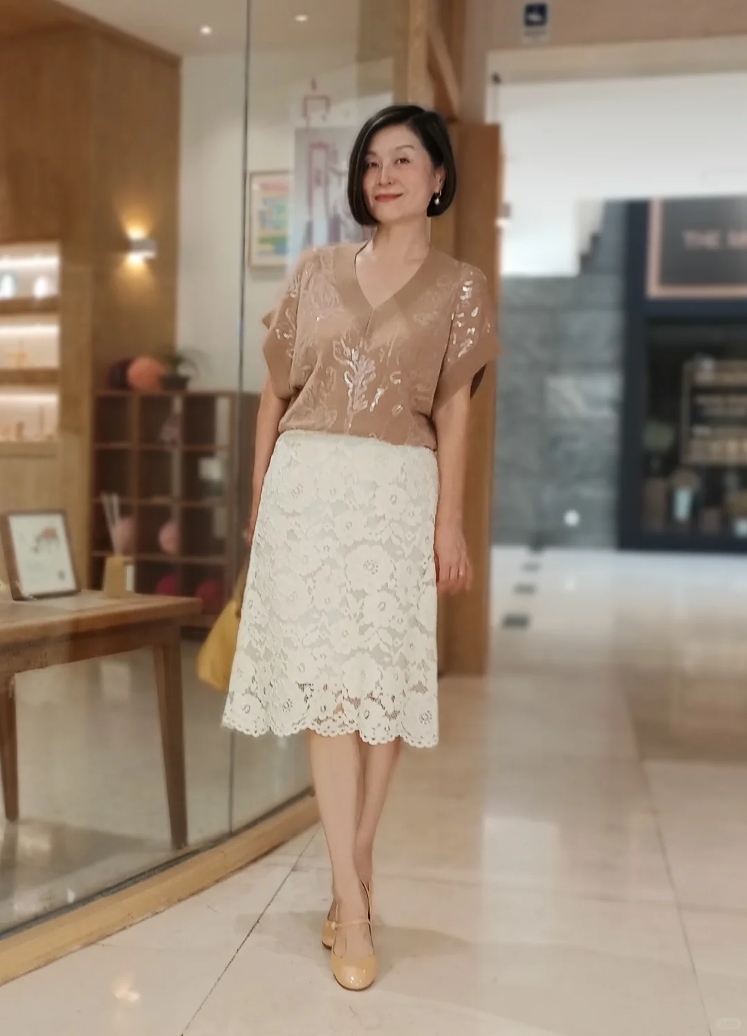 55岁的我，今天穿了一条白色蕾丝半裙