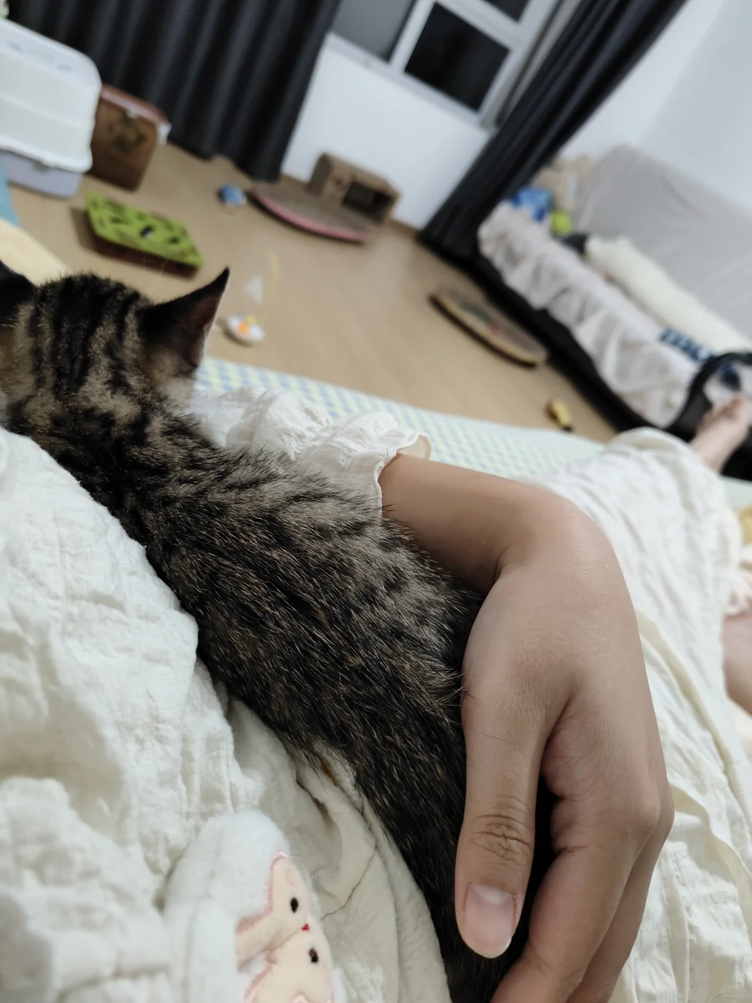在老公衣柜发现蕾丝内衣，老公说是婆婆的