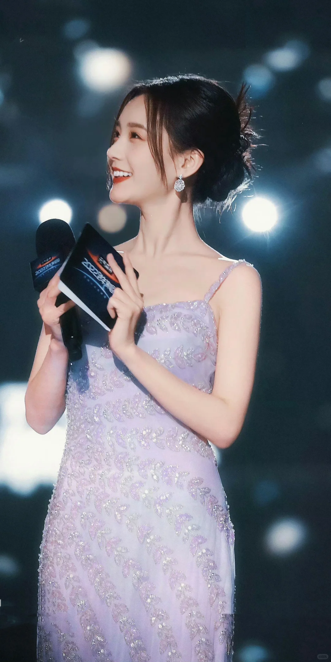 李一桐｜香芋色吊带裙，柔美怡人