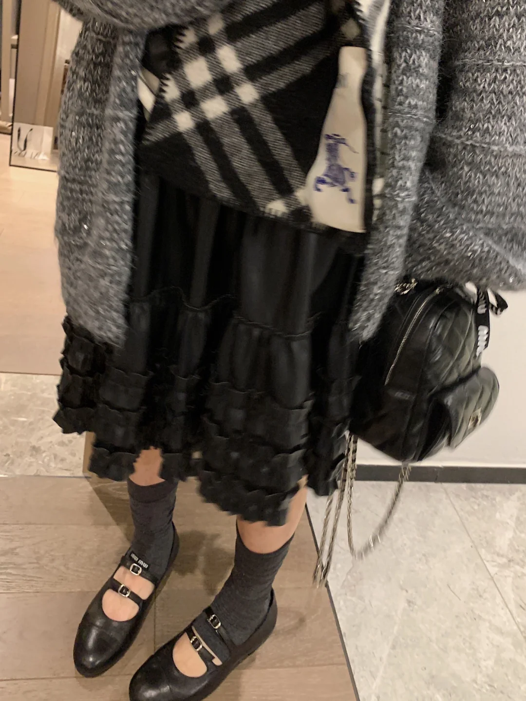 韩女穿搭🖤 这条黑色花边皮裙也太好看了！！
