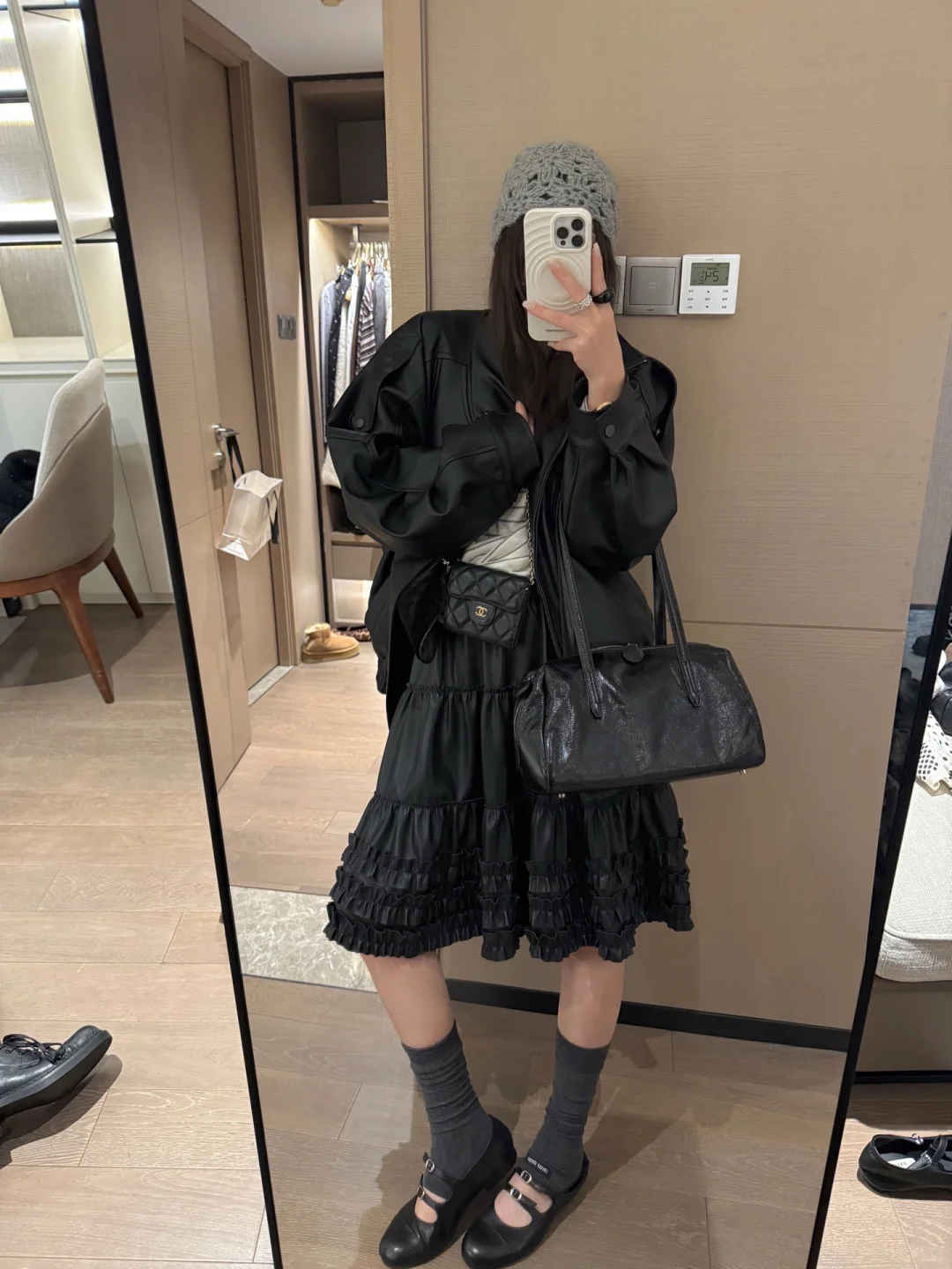 韩女穿搭🖤 这条黑色花边皮裙也太好看了！！