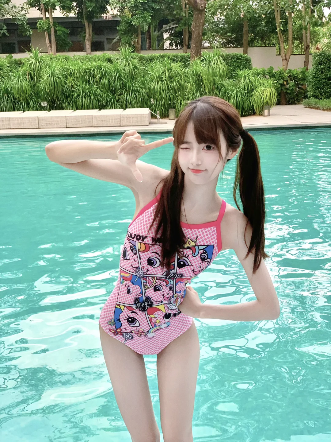 一穿上泳衣就变甜妹啦💕！