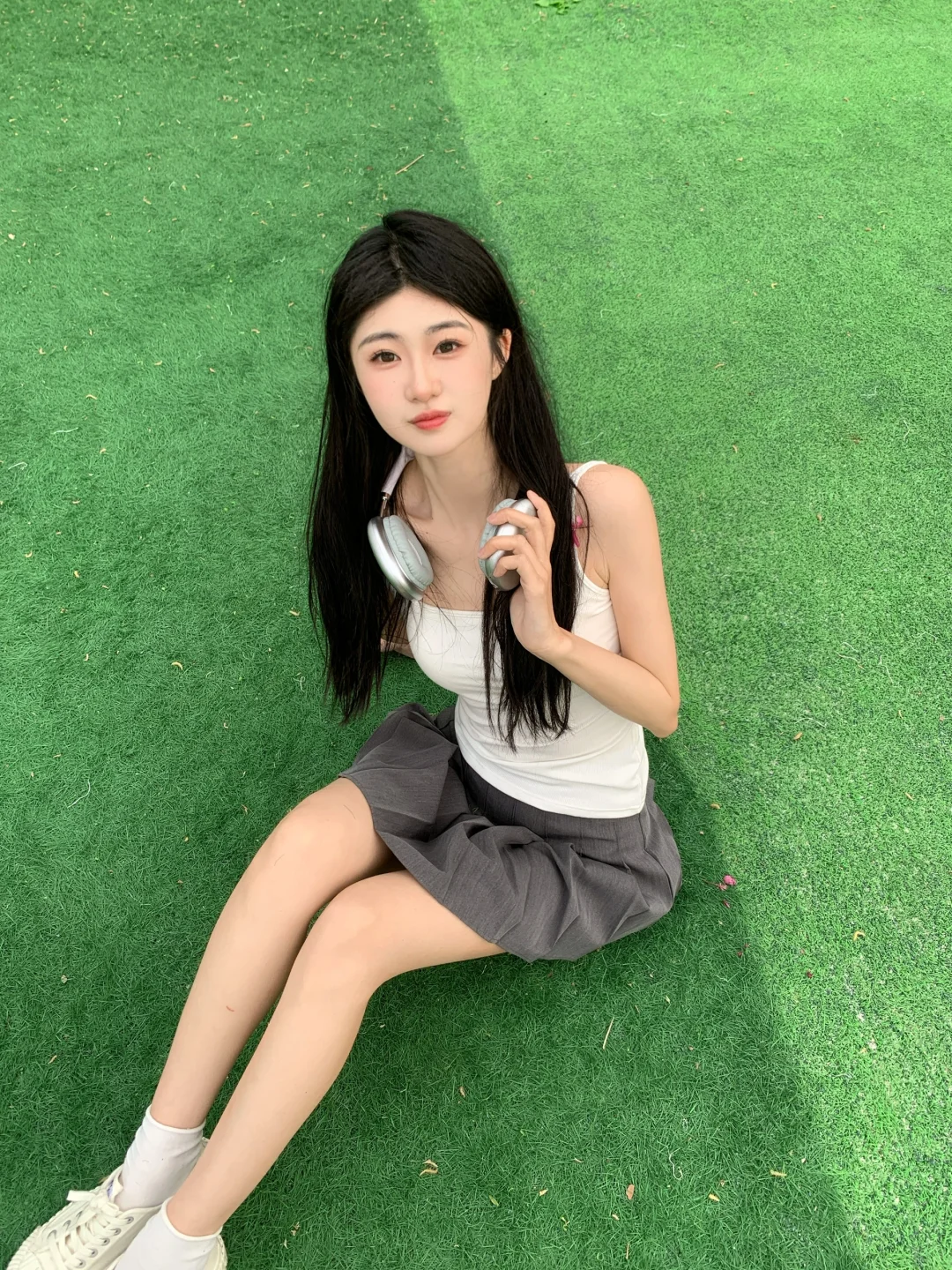：*-.超元气运动少女拍照姿势 草坪拍图