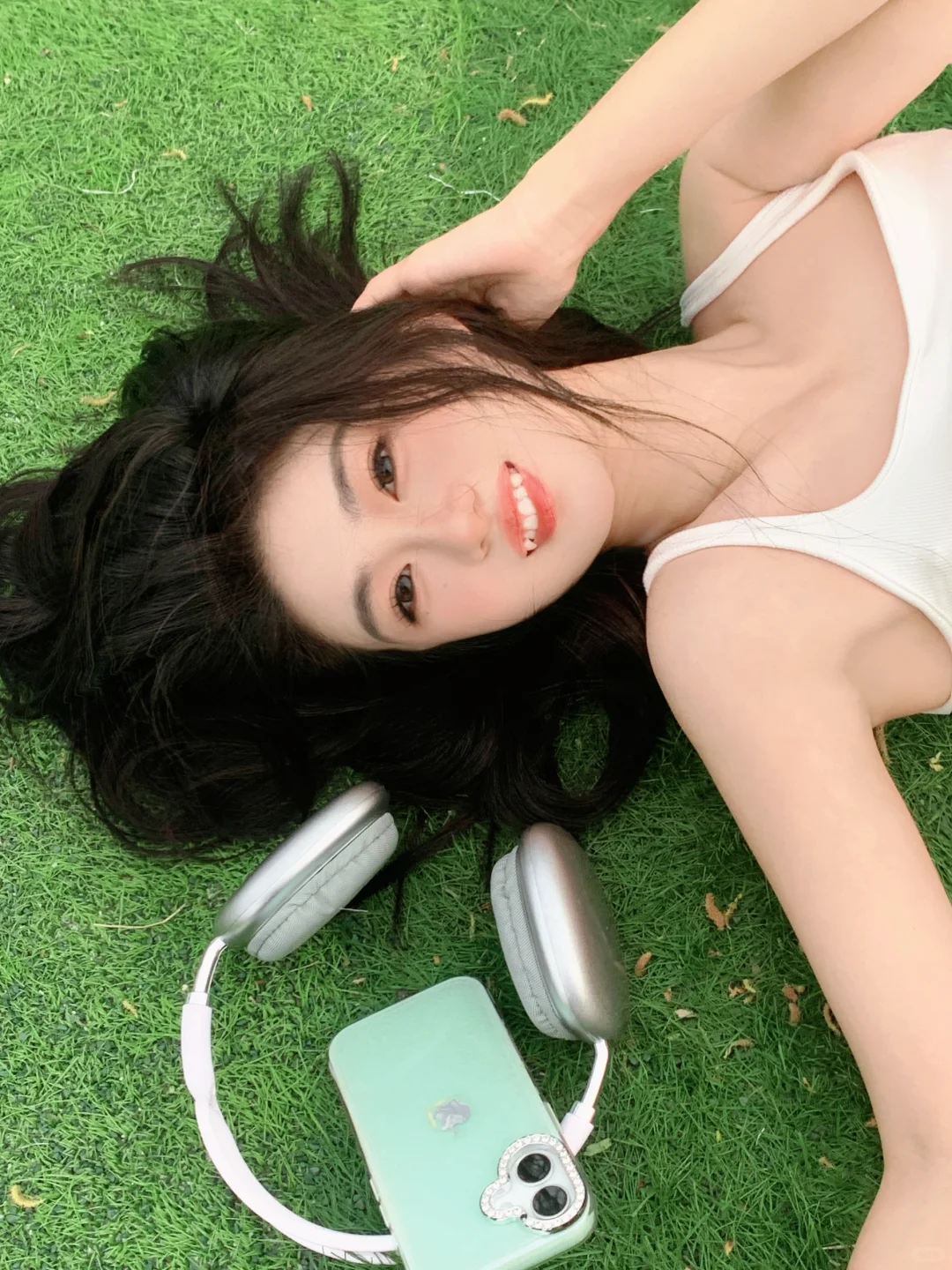 ：*-.超元气运动少女拍照姿势 草坪拍图