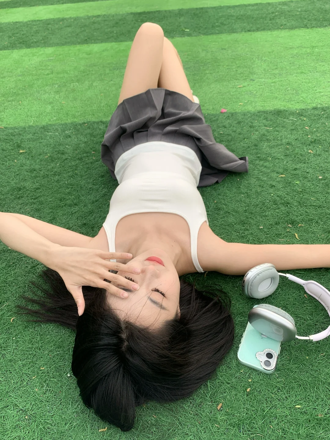 ：*-.超元气运动少女拍照姿势 草坪拍图