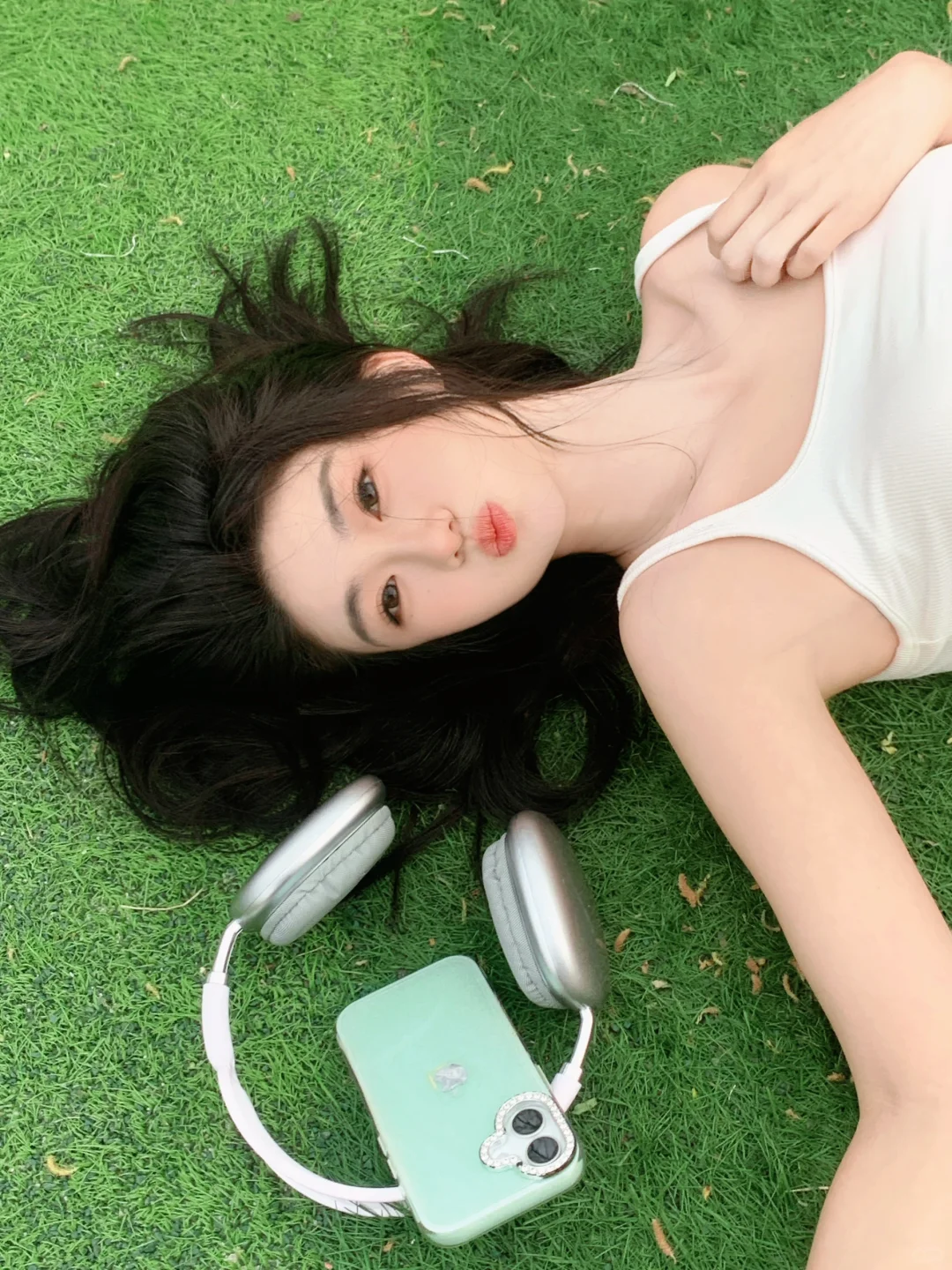 ：*-.超元气运动少女拍照姿势 草坪拍图