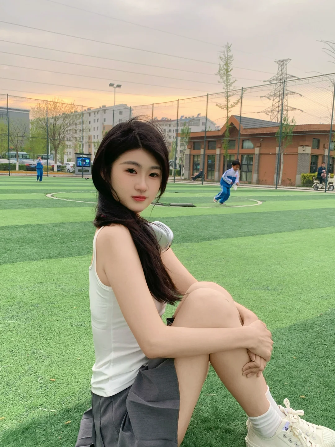 ：*-.超元气运动少女拍照姿势 草坪拍图