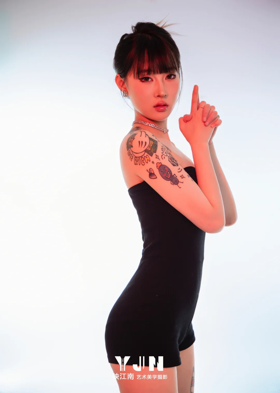不是吧❓这么辣的御姐写真还撩不到你！？