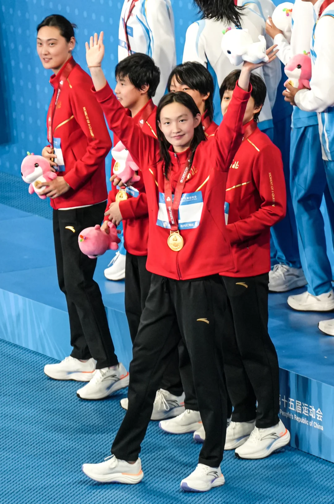 河北每次都是女教练带着泳女上台看得好爽