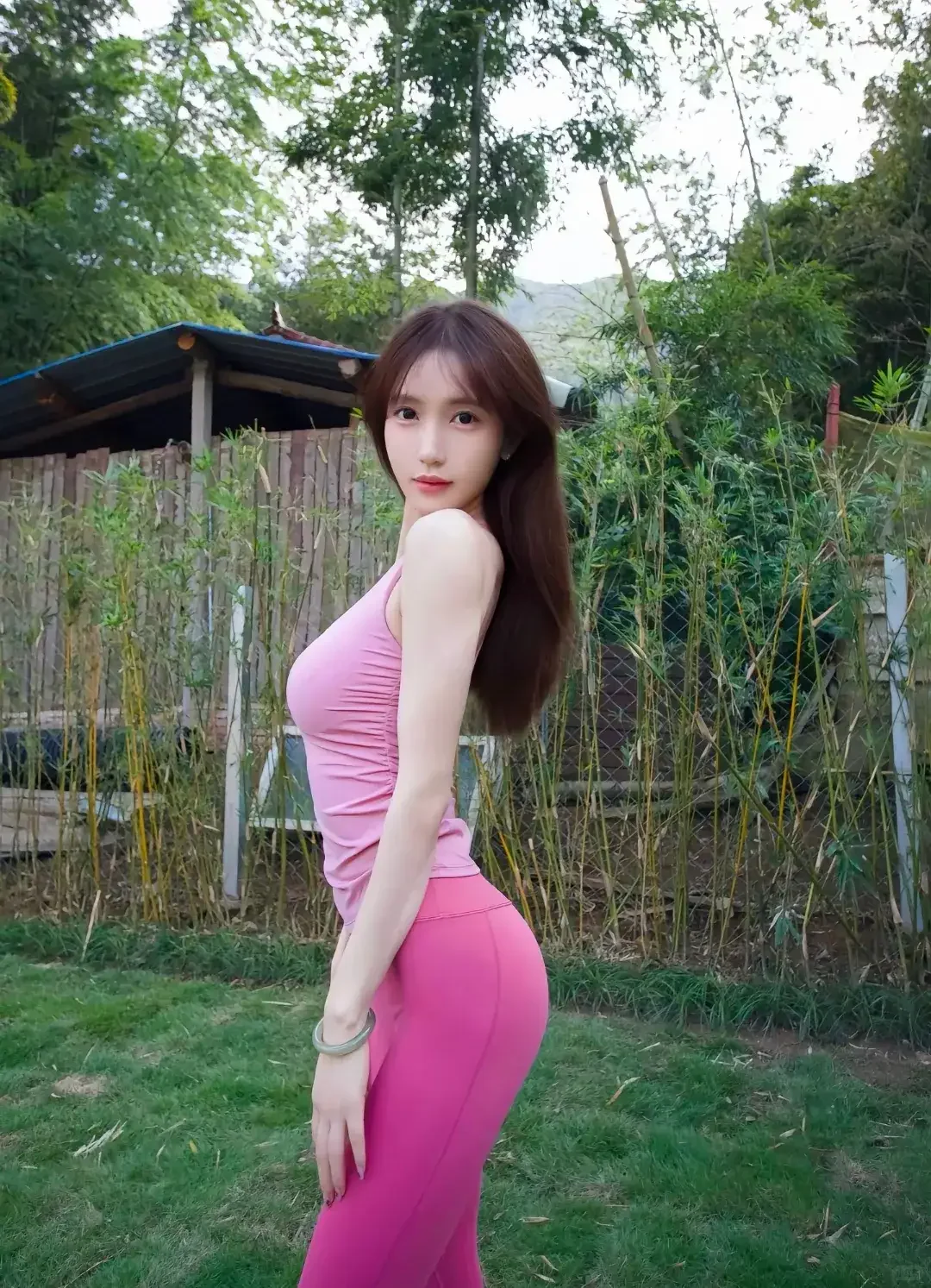 瑜伽美女，魅力非凡，体态优美，心灵宁静