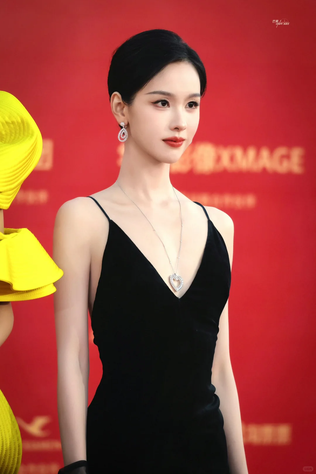 陈都灵金鸡奖红毯造型，具象化的清冷美人