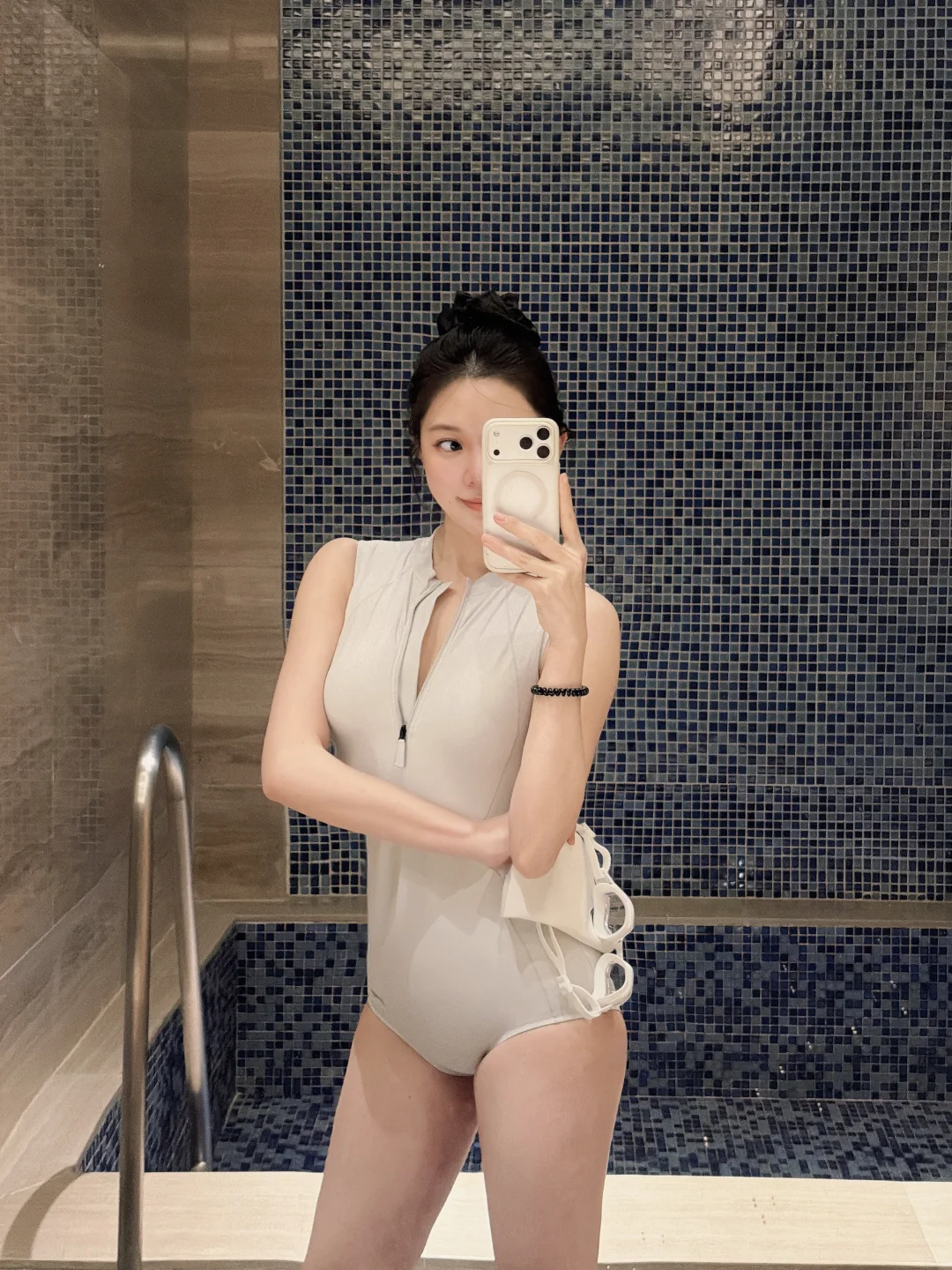 巧了你也穿了白色入镜🏊🤍