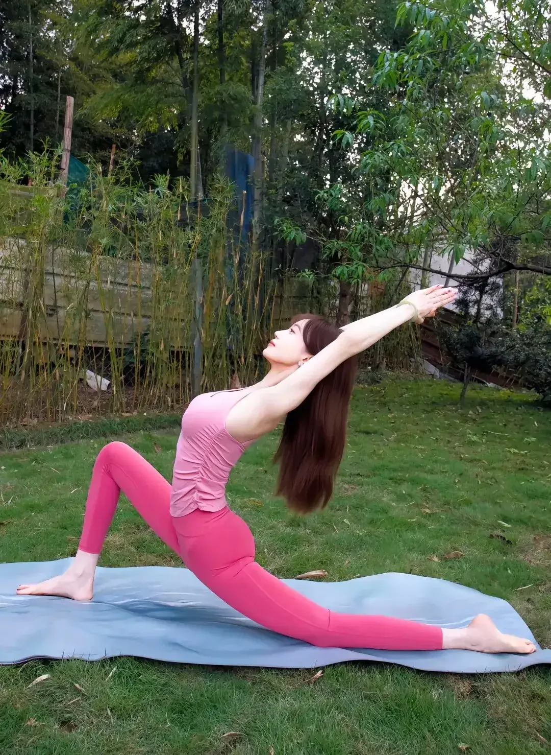 瑜伽美女，魅力非凡，体态优美，心灵宁静