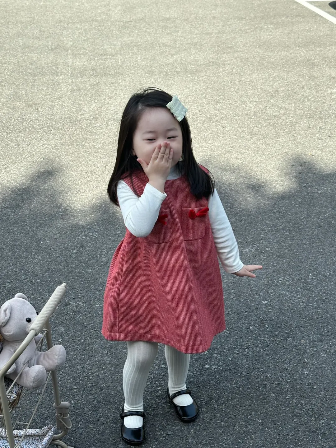 小女孩穿上红裙子有多漂亮✨